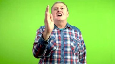 Kıdemli adam, soru sormak ya da ifade vermek için elini kaldırır. Olgun insan dikkat çekmek ister ve elleriyle hareketler yapar. Yeşil ekran, krom anahtar.