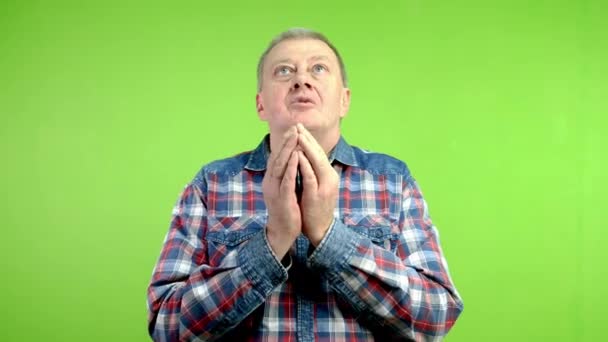 Hombre Mayor Espiritual Orando Mirando Hacia Arriba Preguntando Dios Por — Vídeos de Stock