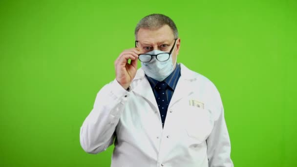 Dottore Anziano Stanco Toglie Occhiali Maschera Pulisce Fronte Con Tovagliolo — Video Stock
