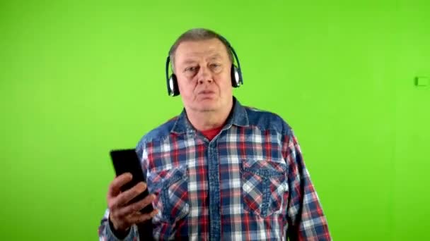 Rolig Glad Senior Man Lyssna Musik Hörlurar Och Sjunga Obekymmerslös — Stockvideo