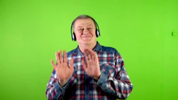 Hombre Mayor Con Auriculares Inalámbricos Escucha Música Baila Divertido Feliz — Vídeos de Stock