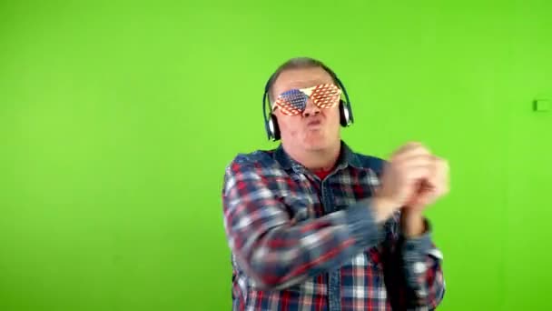 Starší Muž Sluchátkách Brýlích Poslouchá Hudbu Vesele Tancuje Dospělá Osoba — Stock video
