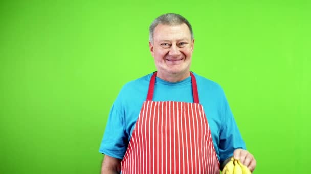Ανώτερος Μάγειρας Ποδιά Δείχνοντας Δάχτυλο Μπανάνες Στέλεχος Εγκρίνει Υγιεινό Τρόπο — Αρχείο Βίντεο
