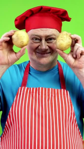 Wesoły Uśmiechnięty Starszy Kucharz Zakrywający Oczy Dwoma Ziemniakami Dłoniach Przygotowanie — Wideo stockowe