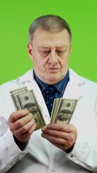 Rangidős Orvos Pénzeket Számol Kezébe Orvosi Szolgáltatásokért Vagy Kenőpénzekért Érett — Stock videók