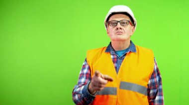 Kızgın olgun ustabaşı, profesyonel olmayan beceriksiz işçiyi el hareketiyle kovuyor. Olgun yönetici kötü bir çalışanı işaret ediyor ve ayrılmak istiyor. Yeşil ekran. Krom anahtar.