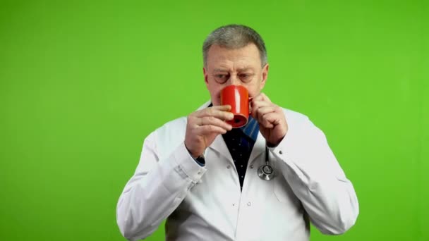 Gülümseyen Kıdemli Doktor Işten Sonra Kahve Içer Kırmızı Bardaktan Çay — Stok video