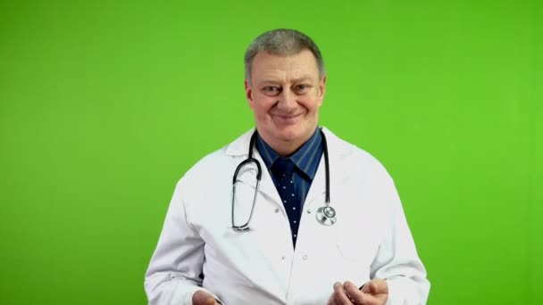 Позитивний Старший Лікар Дивлячись Камеру Показує Нормально Чудова Охорона Здоров — стокове відео