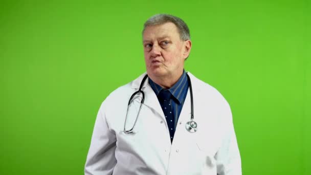 Poważny Starszy Lekarz Pokazuje Kciuk Dół Znak Gest Mówi Absolutnie — Wideo stockowe
