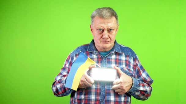 ウクライナの旗を持つ成熟した男は 懐中電灯を使用してSura信号モールスコードを与えます 成熟した人はウクライナの保護と支援を求めます グリーン スクリーン クロマキー — ストック動画