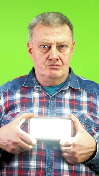 Dospělý Muž Dává Signál Morseovka Pomocí Baterky Kterou Drží Rukou — Stock video