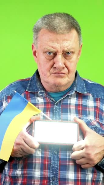 Starší Muž Ukrajinskou Vlajkou Dává Sos Signál Morseovka Pomocí Baterky — Stock video