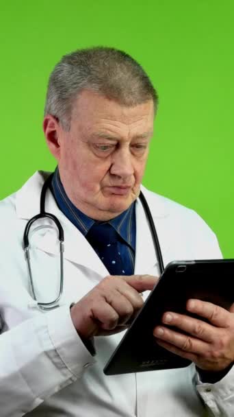 Oberarzt Weißen Kittel Liest Etwas Auf Tablet Versteht Nichts Reifer — Stockvideo