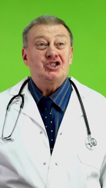Uśmiechnięty Starszy Lekarz Pokazujący Kciuk Górę Tak Znak Gest Patrząc — Wideo stockowe