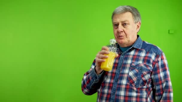 Homem Sênior Está Com Sede Bebe Suco Laranja Garrafa Plástico — Vídeo de Stock
