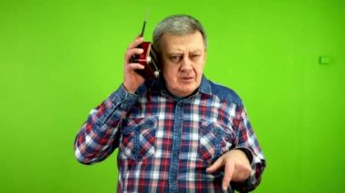 Son sınıf öğrencisi klasik radyoda müzik dinliyor eğleniyor ve ses eşliğinde dans ediyor. Olgun insan rahatlıyor ve en sevdiği parçadan disko dansı yapıyor. Yeşil ekran, krom anahtar.