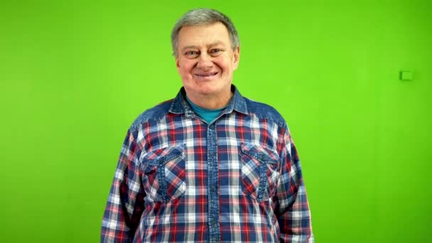 Senior Smilende Mand Ser Noget Bliver Meget Ked Græde Humørsvingninger – Stock-video