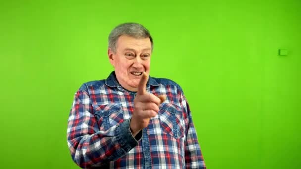 Senior Man Skrattar Och Pekar Pekfingret Någon Till Kameran Lustig — Stockvideo