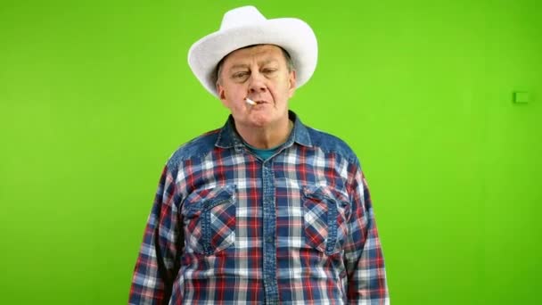 Oudere Man Roker Met Witte Cowboyhoed Met Duimen Omhoog Knikt — Stockvideo