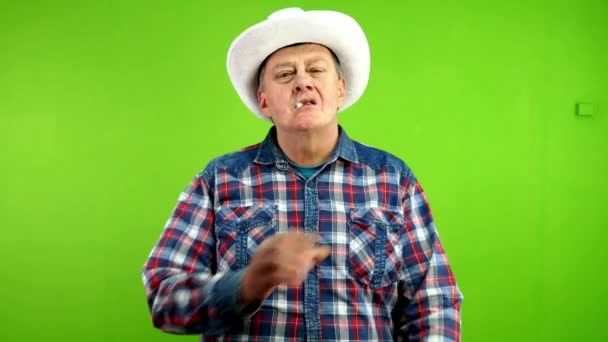 Hombre Mayor Fumador Con Sombrero Vaquero Blanco Cruzando Los Brazos — Vídeo de stock