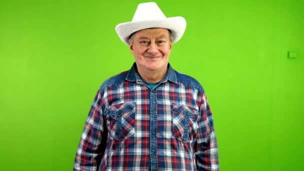 Homem Sênior Chapéu Branco Cowboy Cruzando Braços Sobre Peito Sorrindo — Vídeo de Stock
