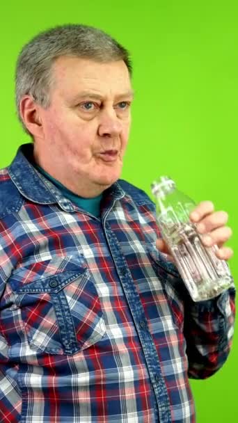 Starší Muž Žízeň Pije Vodu Průhledné Plastové Láhve Starší Člověk — Stock video