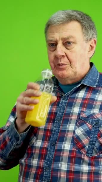 Senior Ist Durstig Und Trinkt Orangensaft Aus Durchsichtiger Plastikflasche Reifer — Stockvideo