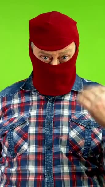 Nebezpečný Zločinec Masce Vyhrožující Nožem Volá Sebe Rukama Bandita Mávající — Stock video