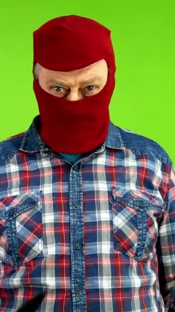 ナイフで脅迫するマスクの危険な犯罪者 誰かを怖がらせる偽の拳 バンディットは冷たい鋼鉄を恐ろしく振り 拳を見せました グリーン スクリーン クロマキー バーティカル — ストック動画