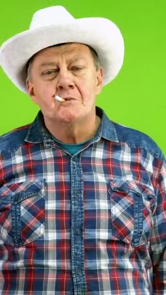 Ανώτερος Καπνιστής Άσπρο Καουμπόικο Καπέλο Που Δείχνει Τους Αντίχειρες Και — Αρχείο Βίντεο
