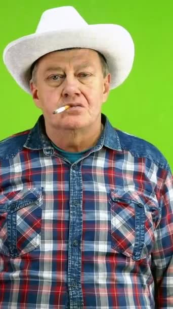 Ηλικιωμένος Καπνιστής Άσπρο Καουμπόικο Καπέλο Δείχνει Ότι Όλα Είναι Μια — Αρχείο Βίντεο