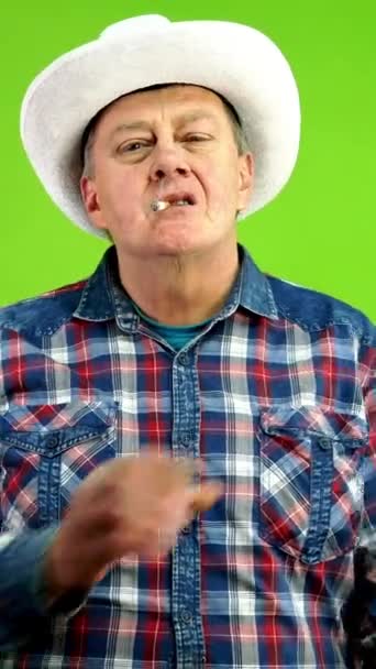 Homem Idoso Fumante Chapéu Branco Cowboy Cruzando Braços Sobre Peito — Vídeo de Stock