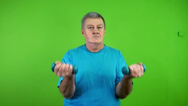 Homem Sênior Fazendo Halteres Exercita Diariamente Levanta Braços Até Ombros — Vídeo de Stock