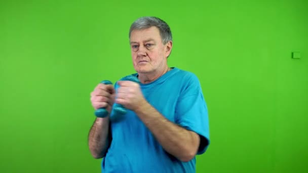 Pria Senior Yang Melakukan Latihan Dumbel Setiap Hari Ternyata Tubuh — Stok Video