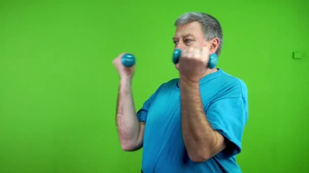 Pria Senior Yang Melakukan Latihan Dumbel Setiap Hari Mengangkat Tangan — Stok Video