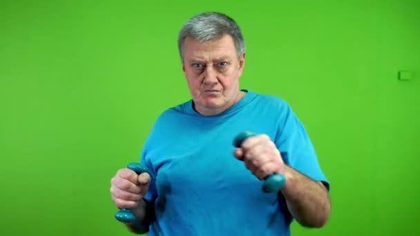 덤벨을 노인은 운동을 앞에서 권투를 합니다 건강을 유지하기위한 스포츠 운동을하는 — 비디오
