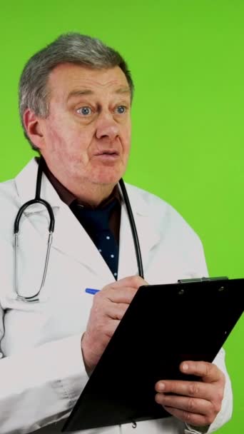 Médico Sênior Ouve Queixas Doentes Faz Anotações História Médica Médico — Vídeo de Stock