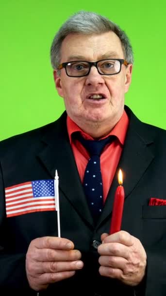 Homem Sênior Fala Discurso Comemorativo Com Vela Acesa Bandeira Americana — Vídeo de Stock