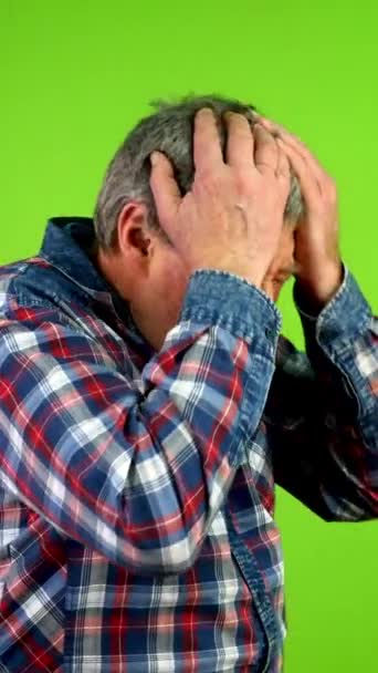 Senior Man Vergat Iets Doen Verloor Zijn Kans Greep Zijn — Stockvideo