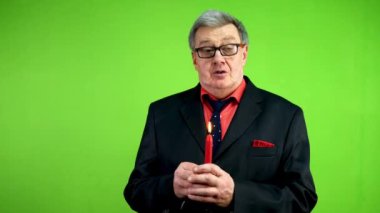 Son sınıf öğrencisi elinde mumla vaaz veriyor, dua ediyor ya da anma konuşması yapıyor. Anılar, ibadet, inanç ve daha iyi bir gelecek için umut. Yeşil ekran. Krom anahtar.