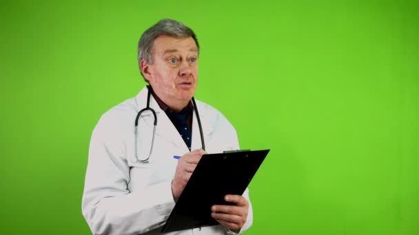 Dottore Anziano Ascolta Lamentele Malate Prende Appunti Storia Medica Medico — Video Stock