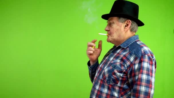 Homem Idoso Chapéu Preto Fumando Cigarro Relaxante Soprando Fumaça Pessoa — Vídeo de Stock