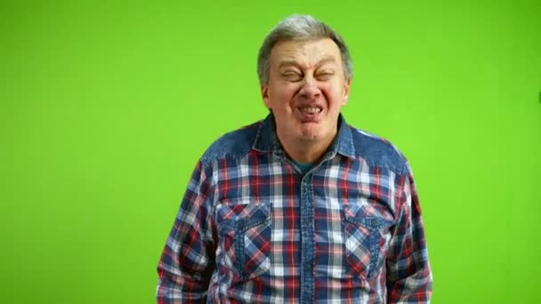 Радостный Пожилой Человек Делает Смешное Лицо Гримасничает Валяет Дурака Показывает — стоковое видео