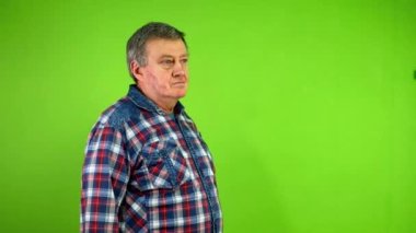 Kıdemli adam işaret dilini gösteriyor ve kesinlikle hayır diyor. Tatmin olmayan olgun insan reddeder ve anlaşmazlığa cevap verir. Yeşil ekran. Krom anahtar.