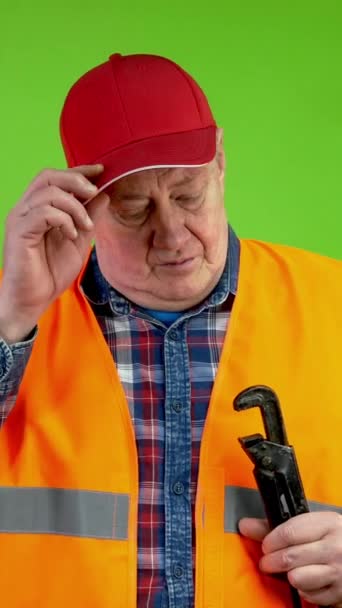 Starszy Pracownik Hydraulik Wycierający Czoło Ręką Męczącej Pracy Dojrzały Budowniczy — Wideo stockowe