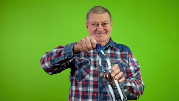 Hombre Mayor Plegable Botella Plástico Comprimiéndolo Para Reciclaje Persona Madura — Vídeo de stock