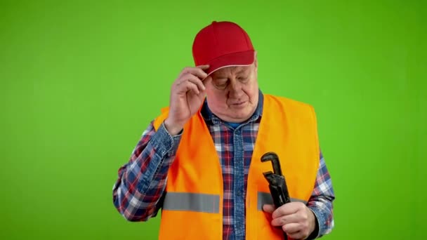 Senior Arbeiter Klempner Wischt Sich Nach Anstrengender Arbeit Mit Der — Stockvideo