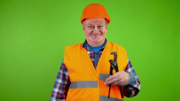 Alter Klempner Mit Verstellbarem Schraubenschlüssel Prahlt Mit Seinem Lukrativen Job — Stockvideo