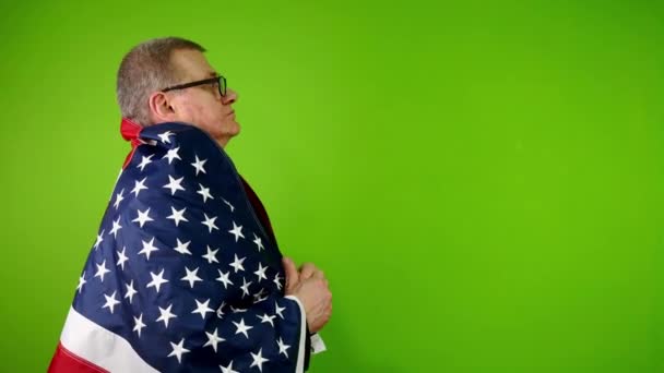 Glücklicher Älterer Herr Anzug Und Brille Amerikanische Flagge Gehüllt Und — Stockvideo