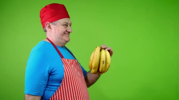 Cocinero Senior Delantal Señalando Los Plátanos Tallo Aprueban Estilo Vida — Vídeos de Stock